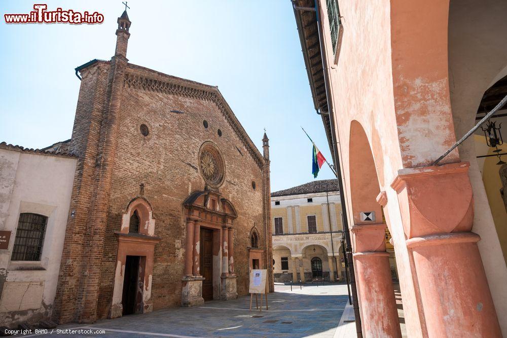 Immagine La chiesa di San Bassiano a Pizzighettone, Cremona, Lombardia. L'edificio religioso risalirebbe al 1158; il primo intervento architettonico importante è l'innalzamento della facciata attorno al 1460 - © BAMO / Shutterstock.com