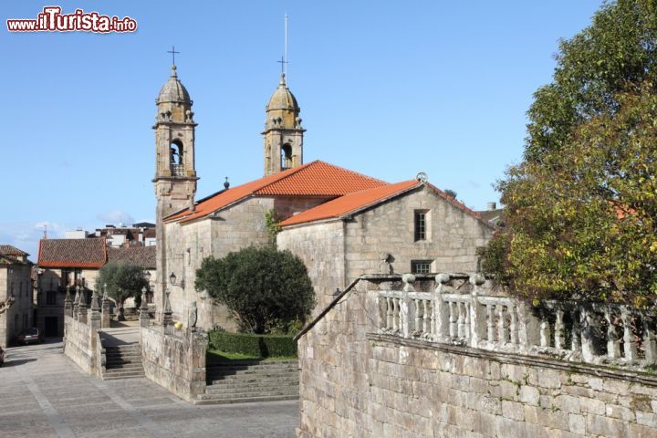 Immagine La chiesa di San Benito con il giardino a Cambados nei pressi di Pontevedra, Galizia, Spagna.