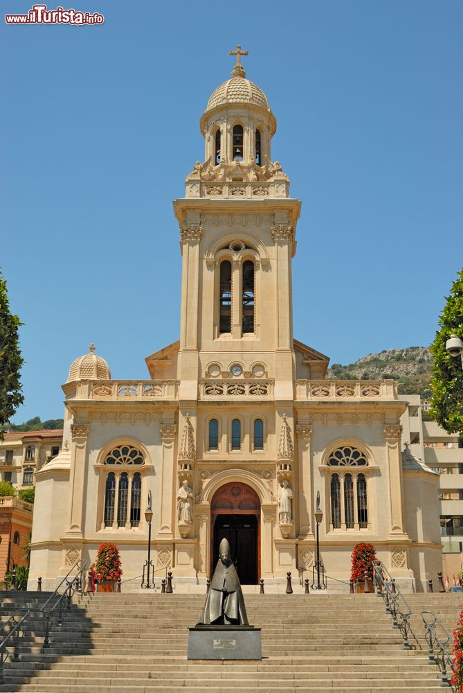 Immagine La chiesa di San Carlo a Monte Carlo, Principato di Monaco. In stile rinascimentale, questo edificio religioso si innalza con il campanile di 30 metri. Venne inaugurato nel 1883. A caratterizzarlo sono 19 vetrate che rischiarano la navata.