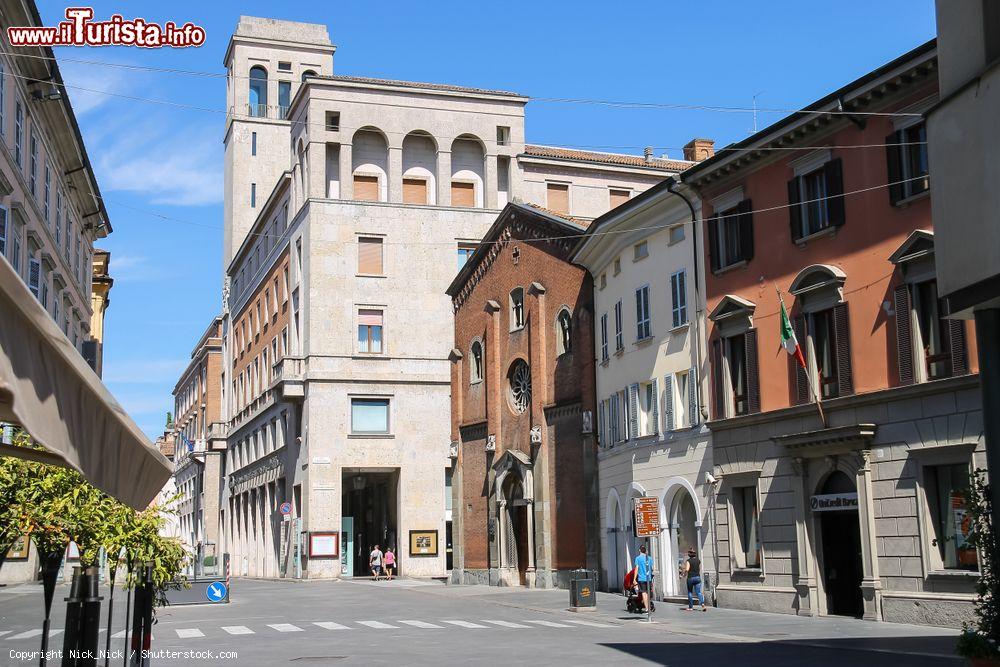 Immagine La Chiesa di San Donnino ed uno scorcio del centro di Piacenza - © Nick_Nick / Shutterstock.com