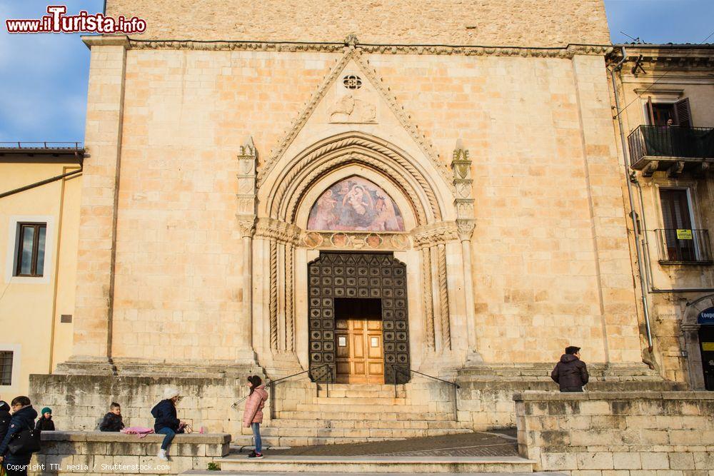 Immagine La chiesa di San Filippo Neri a Sulmona, Abruzzo.  Risale al XIV° secolo e si affaccia su Piazza Garibaldi. Appartiene a un convento dei padri Gesuiti; ha portale in stile gotico - © TTL media / Shutterstock.com