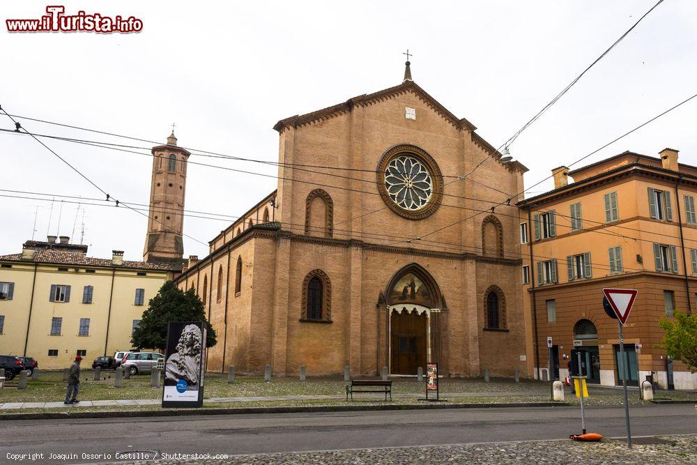Immagine La chiesa di San Francesco a Modena, Emilia-Romagna. In stile gotico emiliano, venne edificata a partire dal 1244. AL suo esterno si trova anche una fontana con statua di San Francesco - © Joaquin Ossorio Castillo / Shutterstock.com