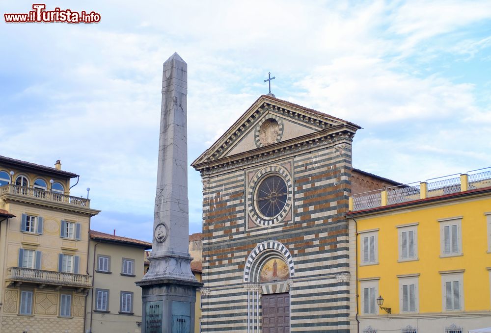 Immagine La chiesa di San Francesco a Prato, Toscana. Sorge nel nucleo più antico della città: realizzata quasi interamente in mattoni, ha facciata in stile romanico-gotico a fasce bicrome di pietra alberese e serpentino.