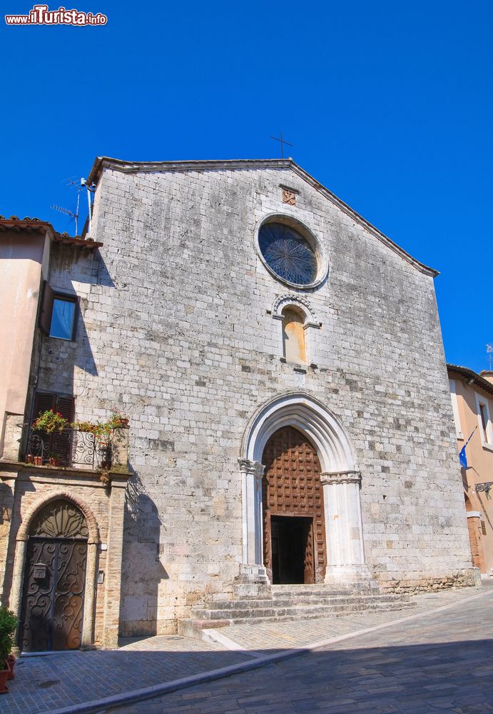 Immagine La chiesa di San Francesco a San Gemini, Umbria, Italia. Situato nella piazza principale subito fuori la cinta muraria medievale, questo edificio religioso è caratterizzato da un tetto a spiovente sostenuto da arcate in muratura con arco a sesto acuto.