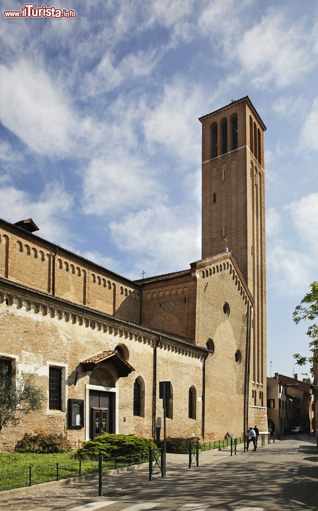 Immagine La chiesa di San Francesco a Treviso, Veneto. L'architettura è di transizione fra il romanico e il primo gotico. All'interno sono custodite le tombe di un figlio di Dante Alighieri e della figlia di Francesco Petrarca.