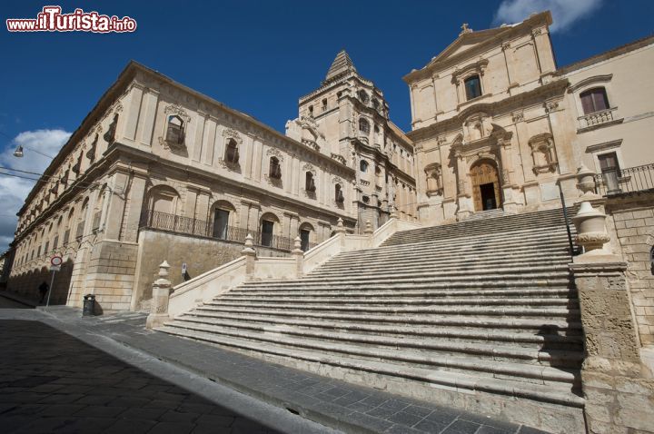 Immagine La Chiesa di San Francesco d'Assisi, a Noto, in tutta la sua eleganza senza tempo - annoverata tra gli edifici religiosi più importanti della città di Noto, la Chiesa di San Francesco d'Assisi fu costruita tra il 1704 e il 1745 in stile barocco, che ritroviamo in modo particolare nel portale e nelle colonne circostanti. - © luigi nifosi / Shutterstock.com