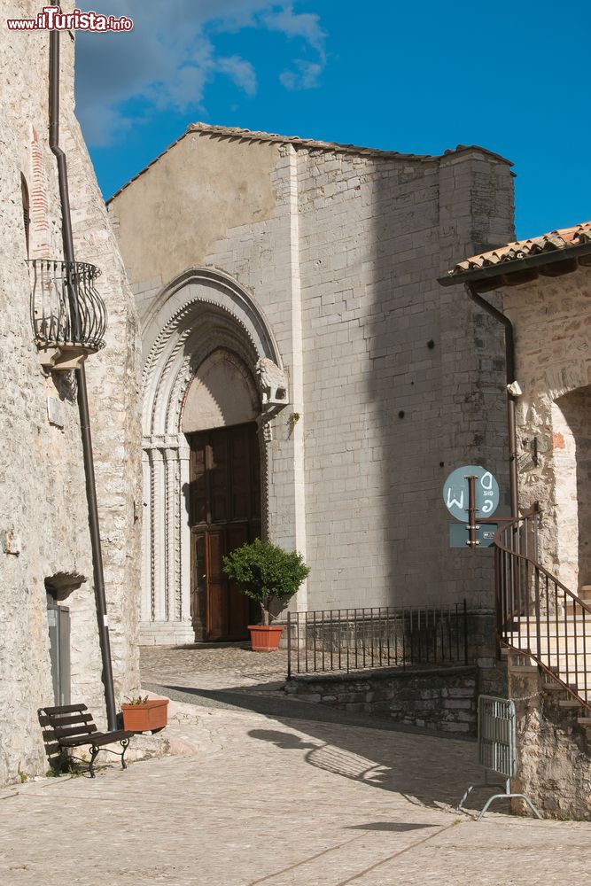 Immagine La Chiesa di San Francesco nel cuore del centro storico di Monteleone di Spoleto in Umbria.