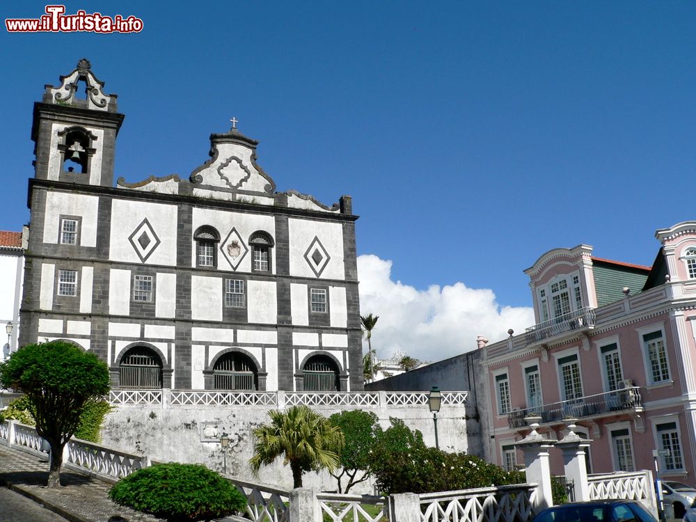 Immagine La chiesa di San Francesco nella città di Horta, Faial, Azzorre. Questo edificio religioso risale al XVII° secolo; si presenta con una semplice facciata bianca intervallata da inserti in pietra grigia e con un campanile situato sul lato sinistro.
