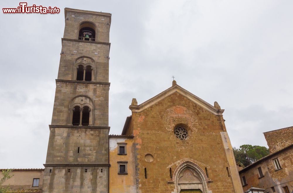 Immagine La chiesa di San Francesco nella cittadina di Acquapendente, Viterbo, Lazio. Sorta precedentemente alla nascita del santo a cui è dedicata, in origine questa chiesa aveva forme gotiche poi adattate ai canoni barocchi del 1747. La torre campanaria a tre piani è di epoca rinascimentale.