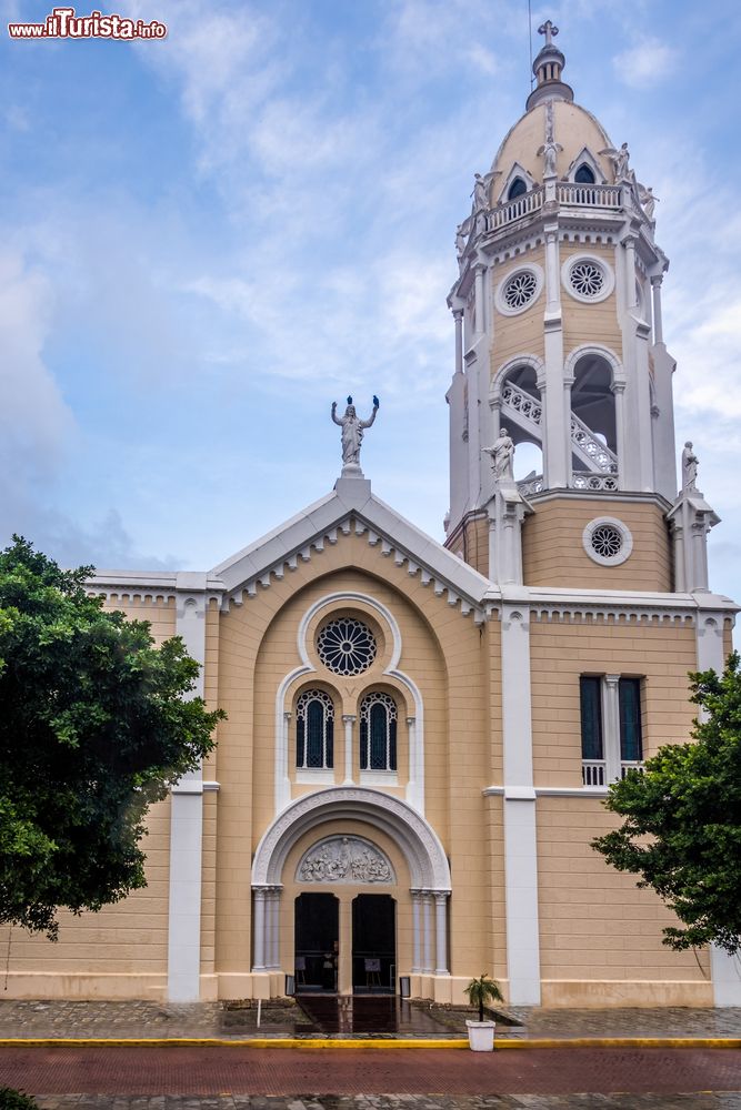 Immagine La chiesa di San Francisco de Asis a Casco Viejo, Panama City, America Centrale. Questa bella chiesa, sapientemente restaurata, si trova in Plaza Bolivar. All'interno vi sono opere d'arte e vetrate luminose.