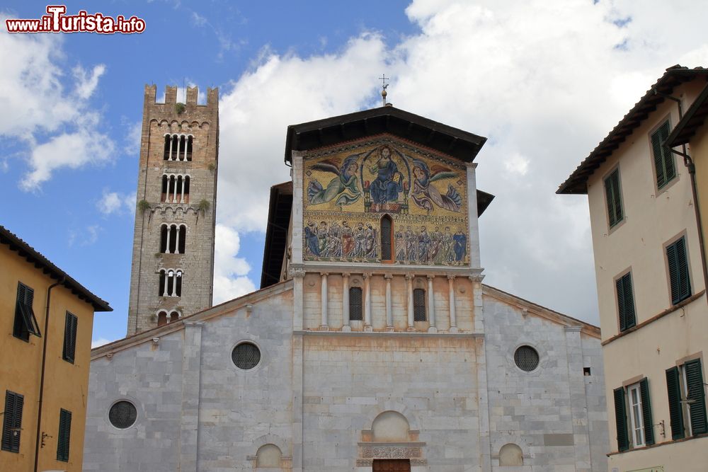 Immagine La chiesa di San Frediano a Lucca, Toscana. E' uno dei più antichi luoghi di culto cattolico della città: in stile romanico, sorge nell'omonima piazza. Venne consacrata nel 1147.