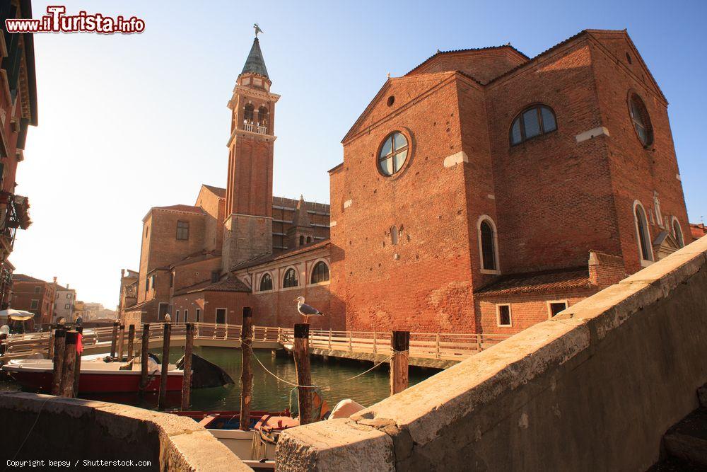 Immagine La chiesa di San Giacomo a Chioggia, Veneto, Italia. Iniziata a costruire nel 1740 su un edificio preesistente in stile romanico, ospita al suo interno pregevoli opere d'arte. Sorge nel pieno centro cittadino ed è la chiesa più frequentata - © bepsy / Shutterstock.com