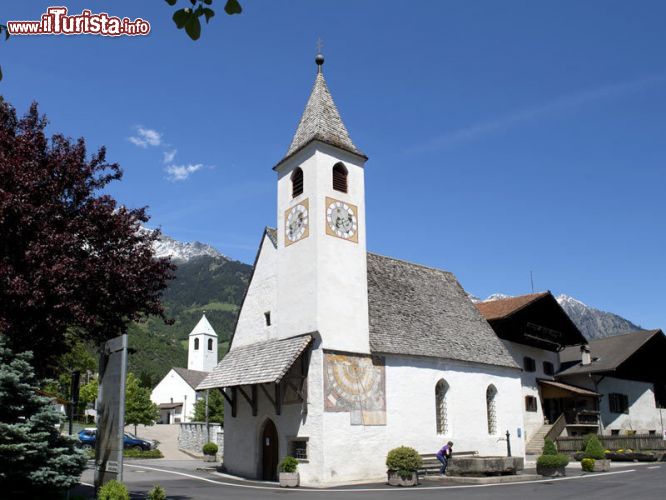 Immagine La chiesa di San Giacomo si trova in centro a Rablà in Alto Adige. E' la più antica del villaggio (15° secolo), è caratterizzata da una grande meridiana, mentre e la torre campanaria con orologio è stata costruita più tardi, nel 18° secolo - © fewo-schnitzer.info