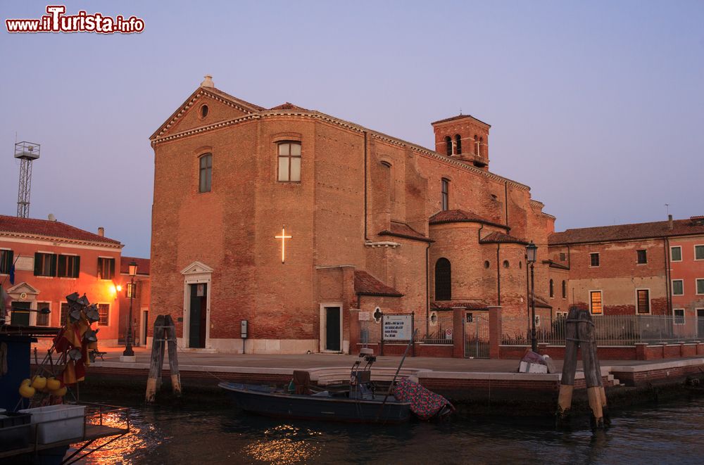 Immagine La chiesa di San Giacomo fotografata all'imbrunire, Chioggia, Italia.