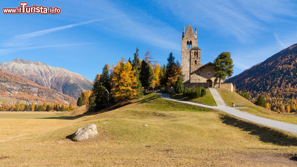 Immagine La chiesa di San Gian in Engadina si trova vicino all'aeroporto di Samedan