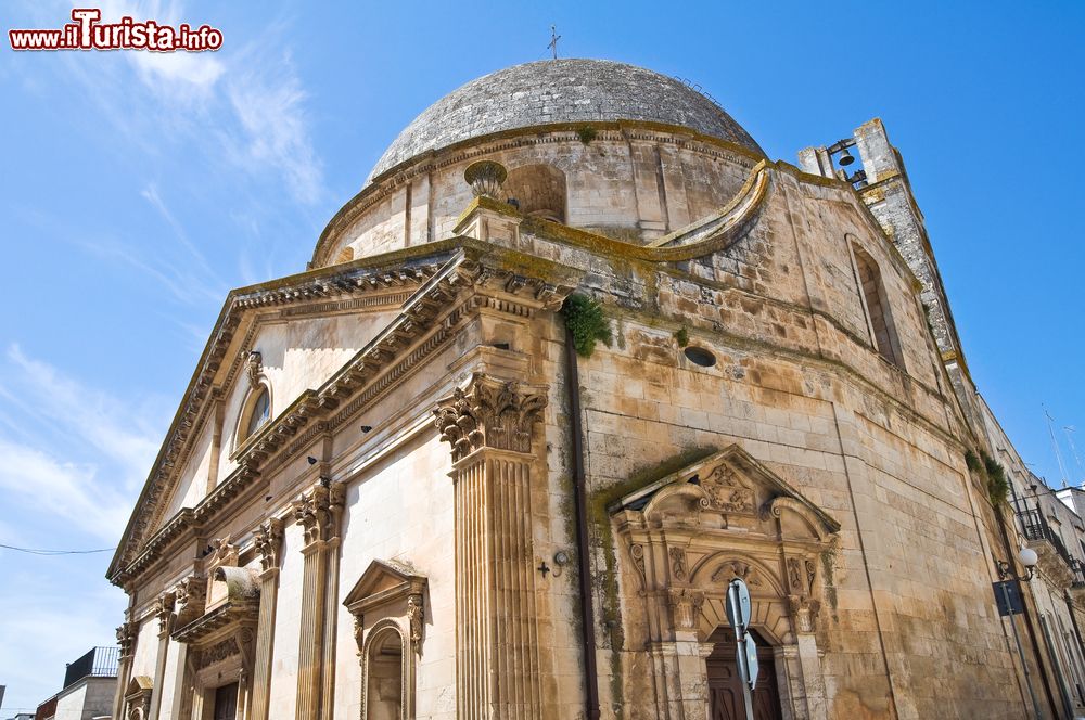 Immagine La chiesa di San Gioacchino a Ceglie Messapica, Puglia. L'edificio ha pianta ottagonale e la struttura richiama la forma del Pantheon.