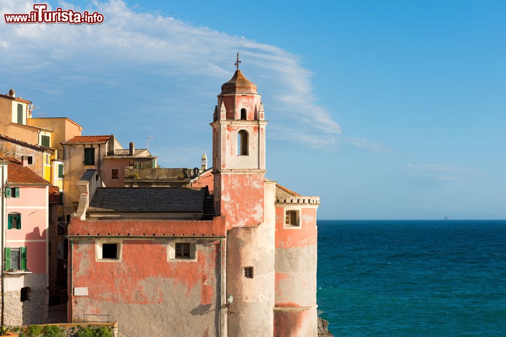 Immagine La chiesa di San Giorgio a Tellaro di Lerici, La Spezia, Italia. Questo edificio religioso color rosa pastello risale al XVI° secolo e sorge sullo sperone di roccia che si sporge sul mare.