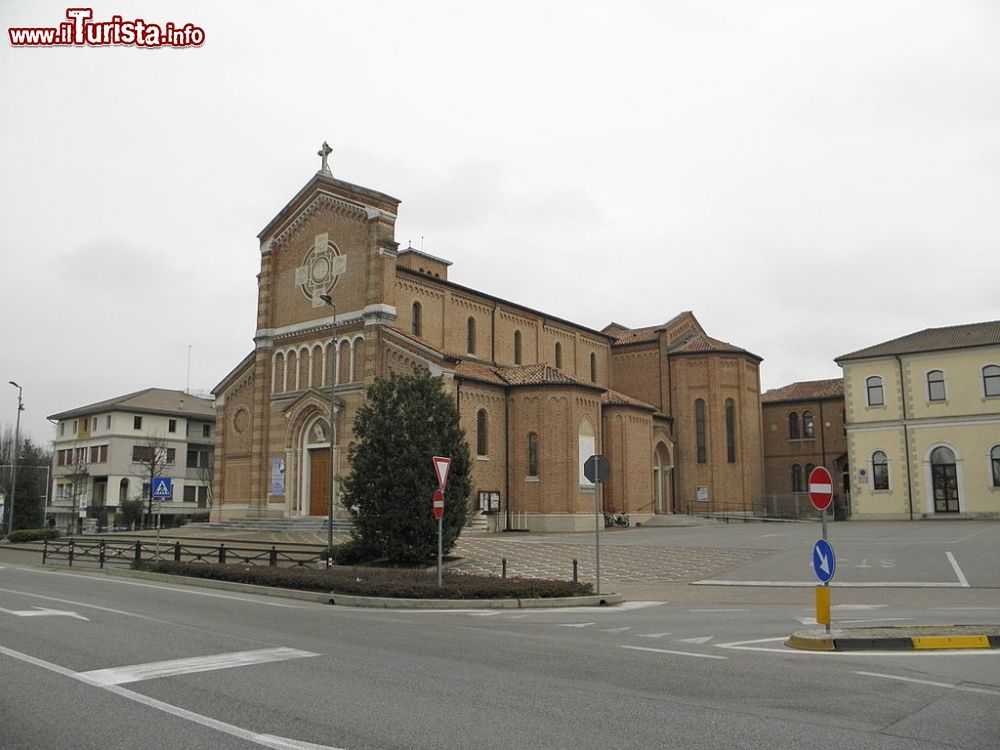 Immagine La Chiesa di San Giorgio in centro a Quinto di Treviso in Veneto - © Threecharlie, CC BY-SA 4.0, Wikipedia