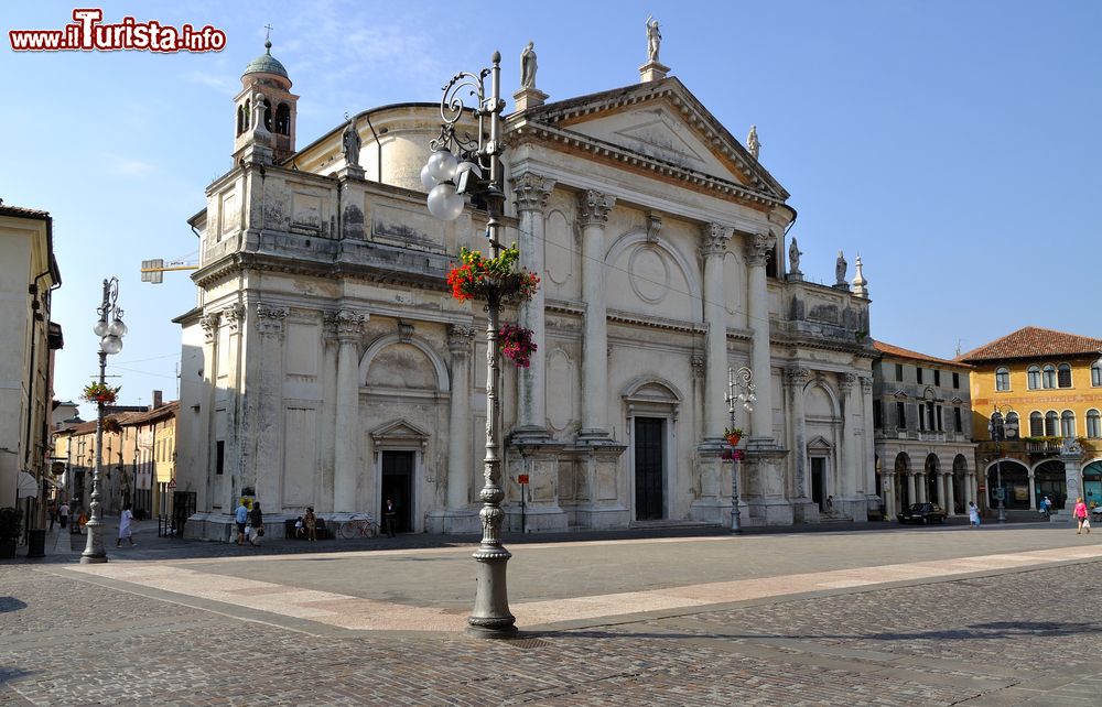 Immagine La chiesa di San Giovanni Battista a Bassano del Grappa, Veneto. Sorge sul lato sud di Piazza Libertà: venne commissionata dalla famiglia Blasi nel 1308.