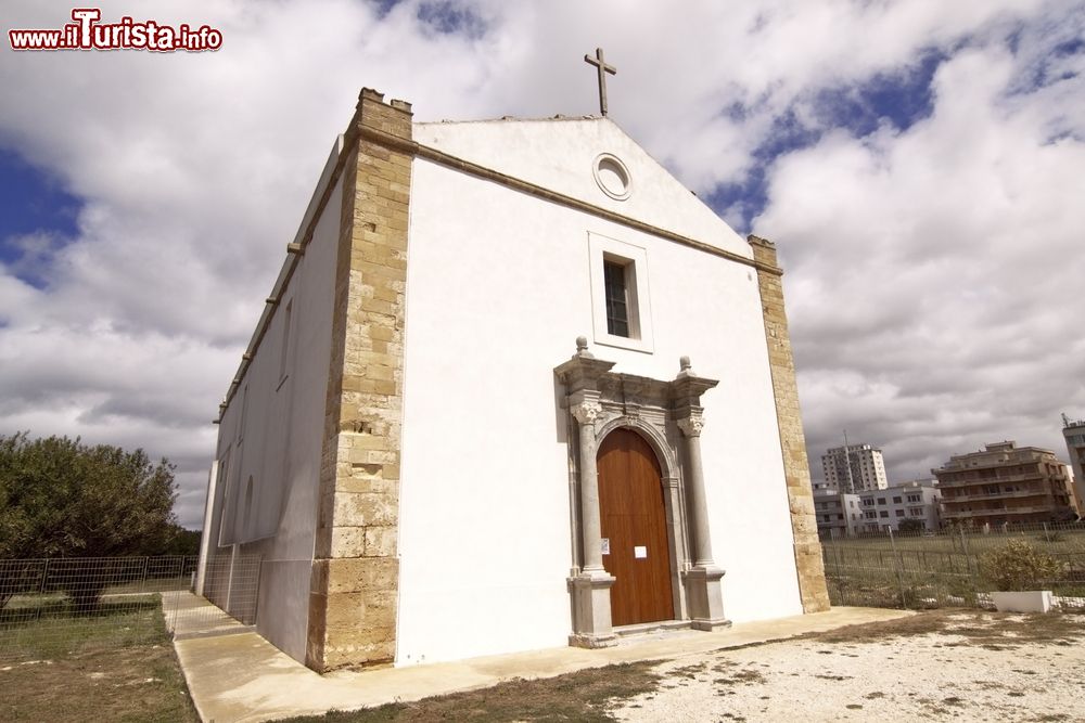 Immagine La chiesa di San Giovanni Battista nella città di Marsala, Sicilia. Venne costruita nel 1555 dai gesuiti sul Capo Boeo nei pressi della costa.