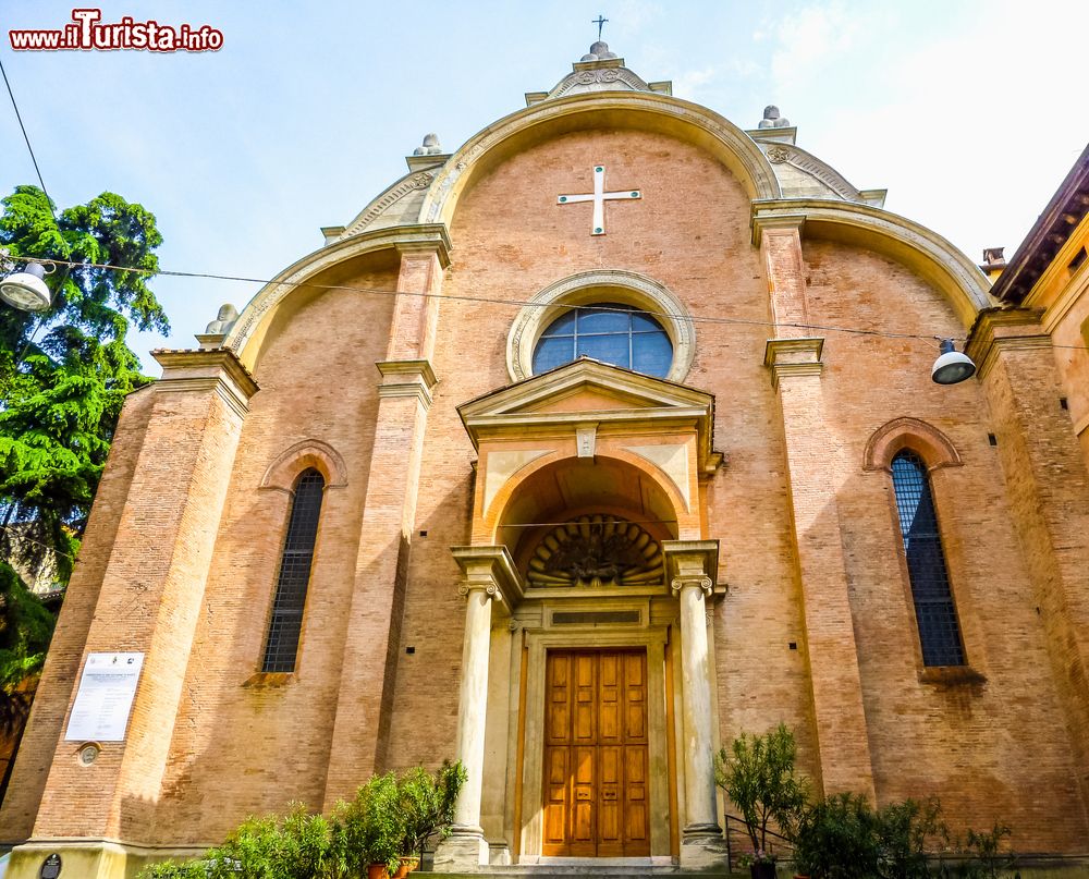 Immagine La chiesa di San Giovanni in Monte a Bologna, Emilia-Romagna. Citata già nel 1045, venne poi ampliata in stile romanico nel 1286 e nuovamente modificata nel corso del XV° secolo.
 