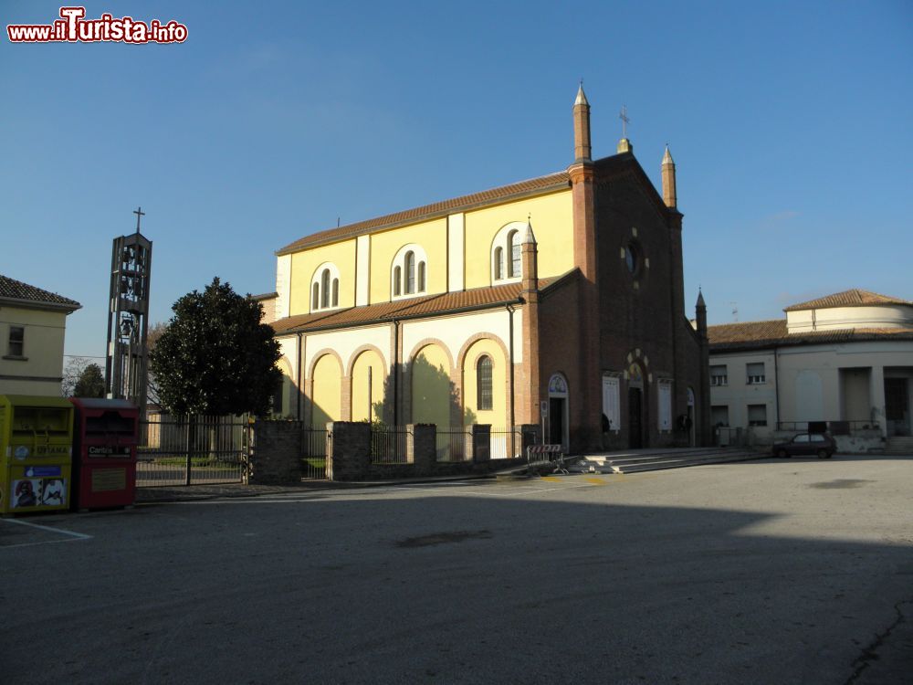 Immagine La Chiesa di San Giuseppe  in centro a Jolanda di Savoia, pianura ferrarese, Emilia-Romagna - © Threecharlie, CC BY-SA 4.0, Wikipedia