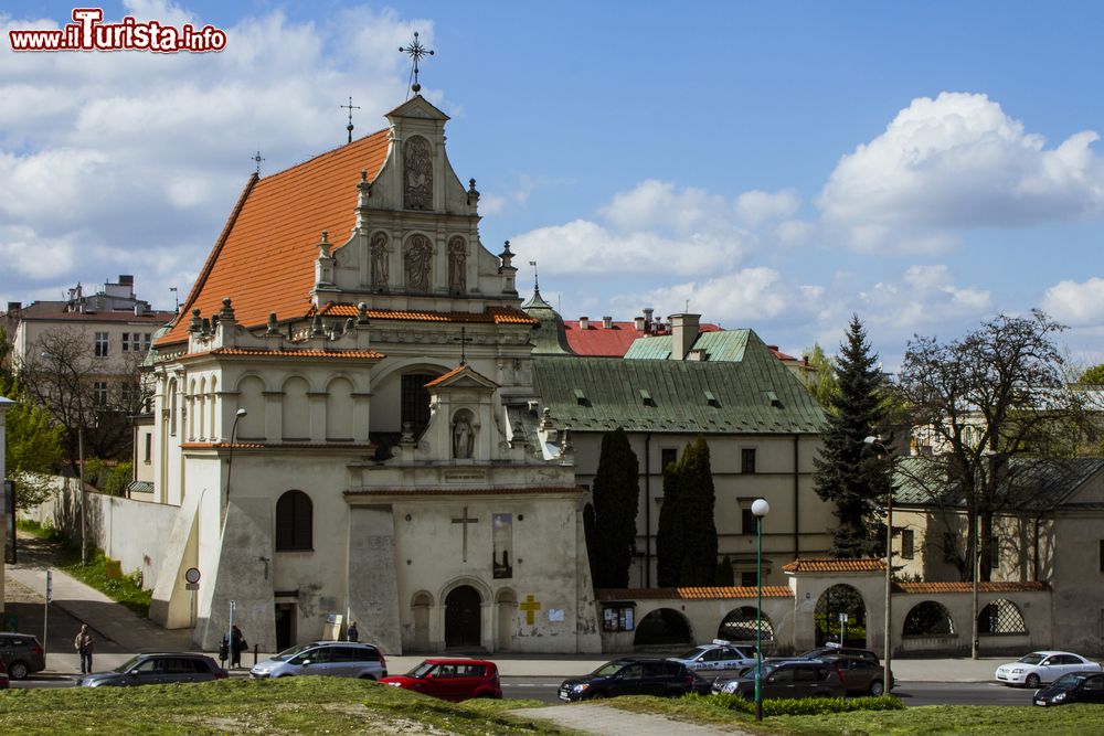 Immagine La chiesa di San Giuseppe a Lublino, Polonia. Di grande pregio la facciata con le decorazioni e le statue dei santi inserite all'interno delle nicchie. 