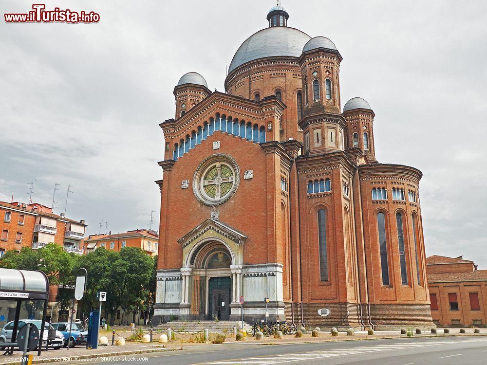 Immagine La chiesa di San Giuseppe in Piazza Natale Bruni a Modena, Emilia-Romagna. Questo tempio religioso è dedicato ai caduti della Prima Guerra Mondiale della provincia di Modena: 7237 persone i cui nomi sono incisi a caratteri dorati sulle pareti di marmo verde della cripta. La prima pietra venne posata nel dicembre 1923 alla presenza di Vittorio Emanuele III° - © Alvaro German Vilela / Shutterstock.com