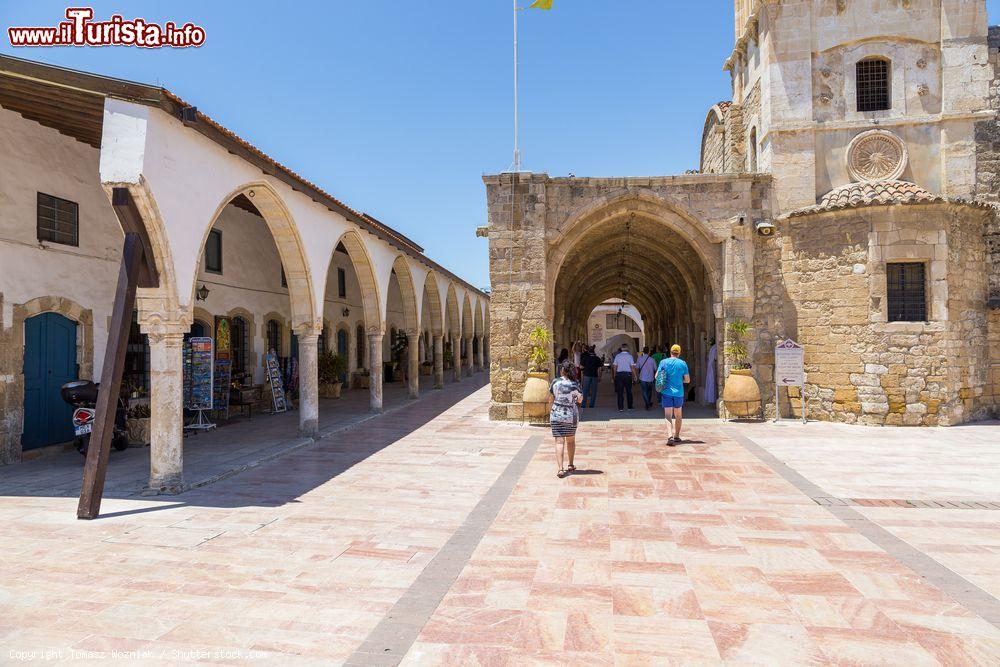 Immagine La chiesa di San Lazzaro a Larnaka, isola di Cipro. Edificata nel IX° secolo, fu costruita sul luogo del ritrovamento della tomba di San Lazzaro. Si tratta di una elegante architettura bizantina - © Tomasz Wozniak / Shutterstock.com