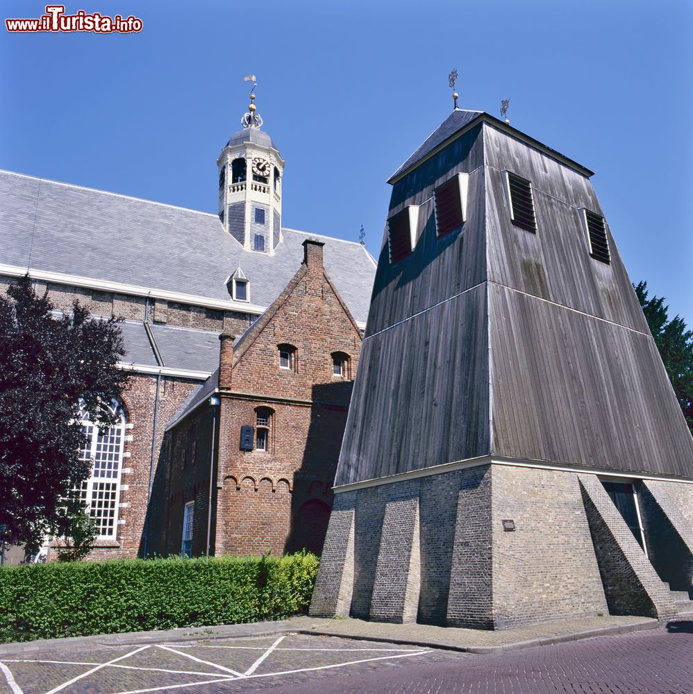 Immagine La chiesa di San Martino con il campanile separato a Sneek, Olanda. Costruito nell'XI° secolo, questo edificio religioso è stato successivamente ampliato e dotato di tre torri.