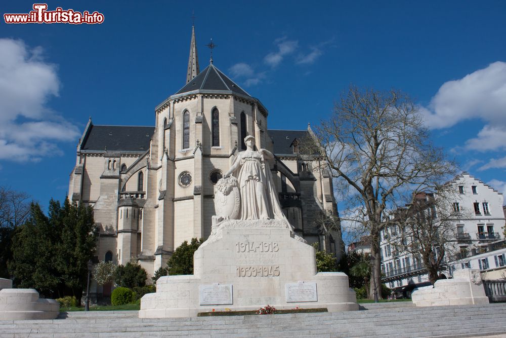 Immagine La chiesa di San Martino con il monumento alle due guerre mondiali a Pau, Francia.