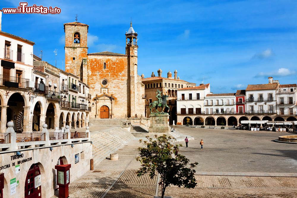 Immagine La chiesa di San Martino e la statua di Pizarro in Plaza Mayor a Trujillo, Spagna. Eretta fra il XIV° e il XVI° secolo, questa chiesa è caratterizzata da un'unica navata e volta a crociera. Al suo interno ospita varie cappelle in stile rinascimentale.