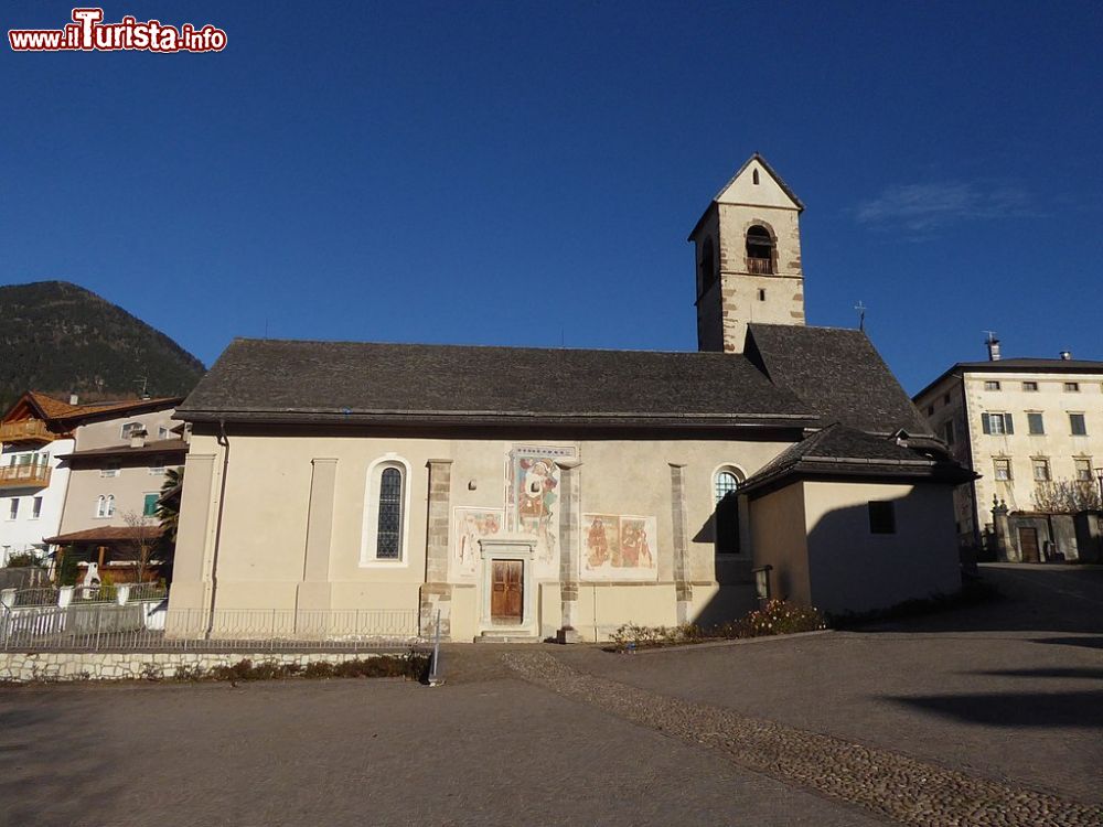 Immagine La Chiesa di San Martino in centro a Livo in provincia di Trento - © Syrio, CC BY-SA 4.0, Wikipedia