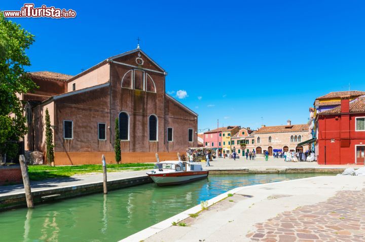 Immagine La Chiesa di San Martino, simbolo di Burano - a partire dal periodo della fondazione di Burano, diverse chiese e monasteri furono costruiti sull'isola, per essere poi purtroppo demolite nei secoli successivi. Le uniche due chiese a rimanere intatte furono quella di Santa Maria delle Grazie, ora sede del Consiglio di Quartiere di Burano, e la Chiesa di San Martino Vescovo, divenuta poi grazie al suo campanile storto, simbolo dell'isola. - © Catarina Belova / Shutterstock.com