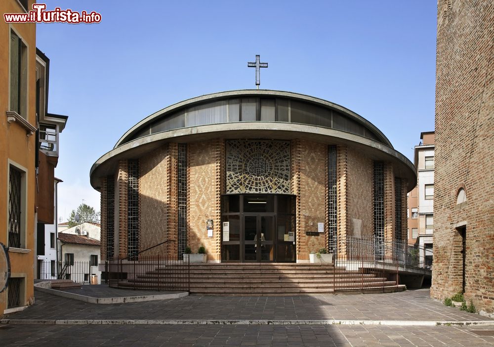 Immagine La chiesa di San Martino Urbano a Treviso, Veneto. Dell'antica cappella rimane oggi solo il campanile: l'edificio sacro fu infatti distrutto durante i bombardamenti del 1944. L'attuale chiesa è stata realizzata dall'architetto Angelo Tramontini nel 1960 e consacrata dieci anni più tardi.