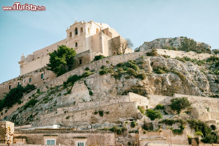 Immagine La Chiesa di San Matteo a Scicli: si trova in posizione panoramica in cima ad una collina - © futureGalore / Shutterstock.com