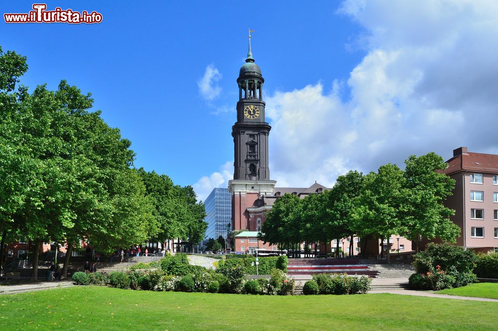 Immagine La chiesa di San Michele a Amburgo, Germania, in una giornata estiva. Considerata una delle più belle chiese barocche anseatiche protestanti, questa chiesa è un punto di riferimento della città. Presenta un'alta guglia barocca che si innalza per 132 metri ed è il nono campanile più alto d'Europa.