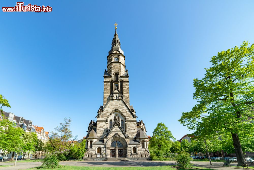 Immagine La chiesa di San Michele a Lipsia, Germania, immersa in un parco alberato.