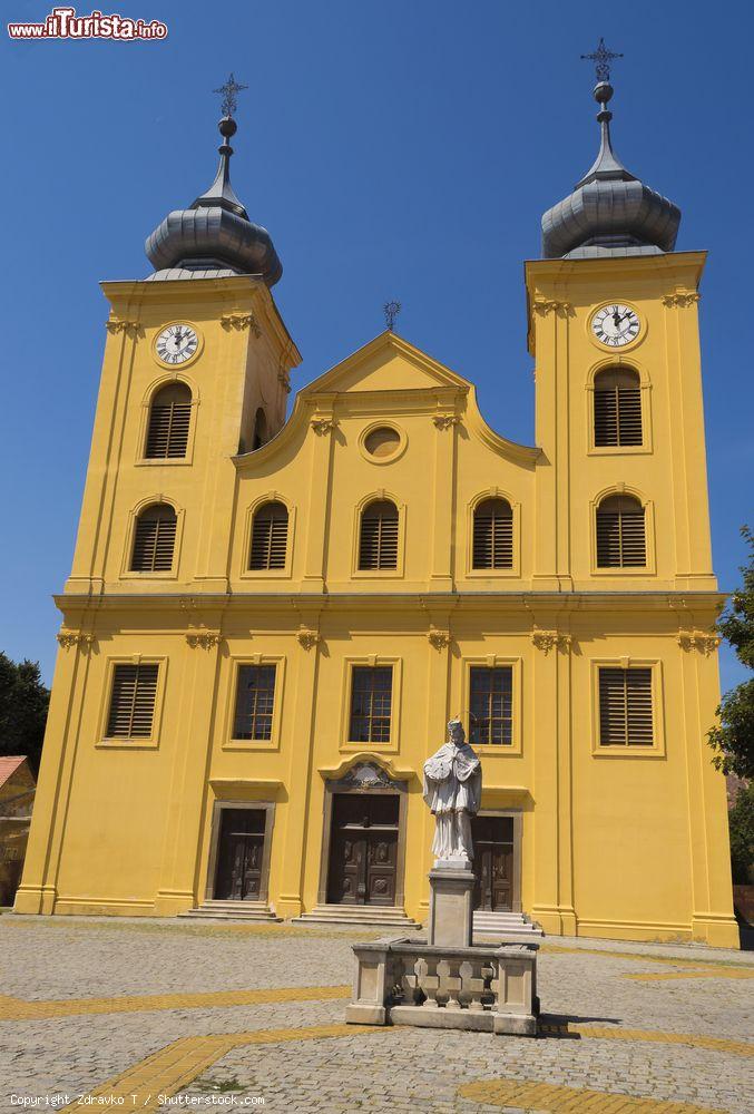 Immagine La chiesa di San Michele Arcangelo a Osijek, Croazia. Il bell'edificio religioso dalla facciata ocra e con i due campanili si trova nel cuore della cittadina croata - © Zdravko T / Shutterstock.com