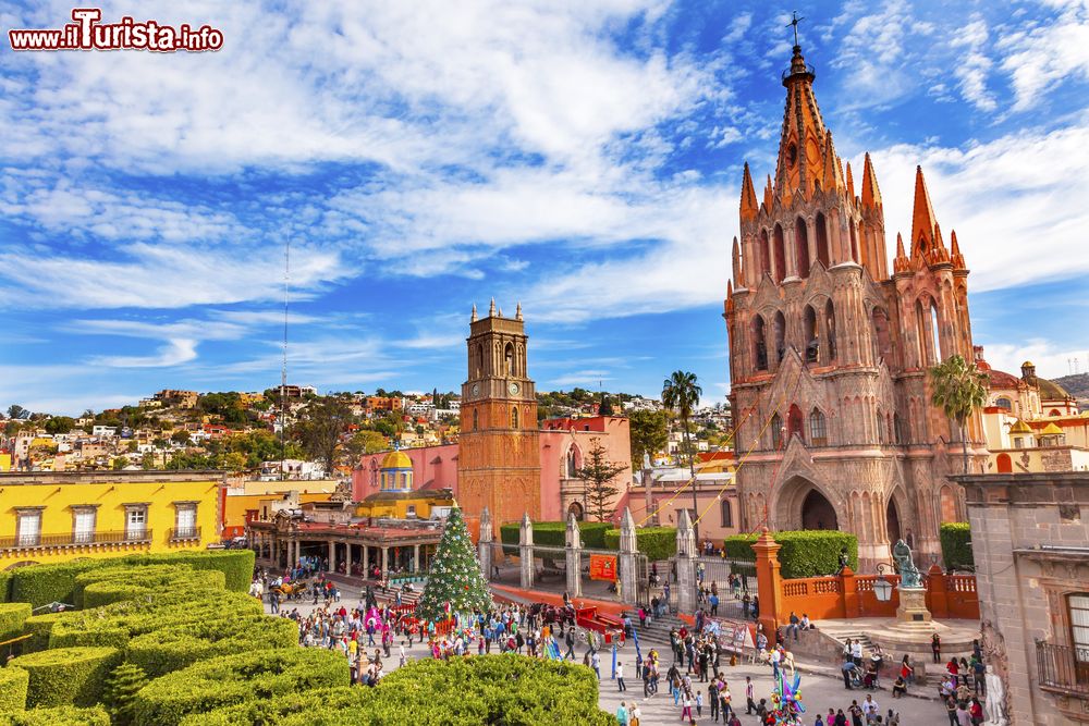 Immagine La chiesa di San Michele Arcangelo nella città di San Miguel de Allende, Messico. Questo maestoso edificio religioso in stile neogotico risale al XVII° secolo ed è noto soprattutto per le sue alte guglie rosa e l'elegante santuario ornato.