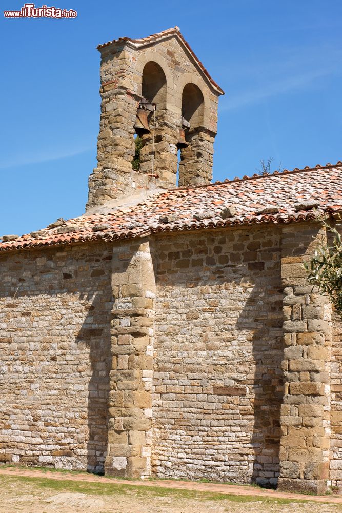 Immagine La chiesa di San Michele Arcangelo si trova sull'Isola Maggiore del Lago Trasimeno, al largo di Tuoro
