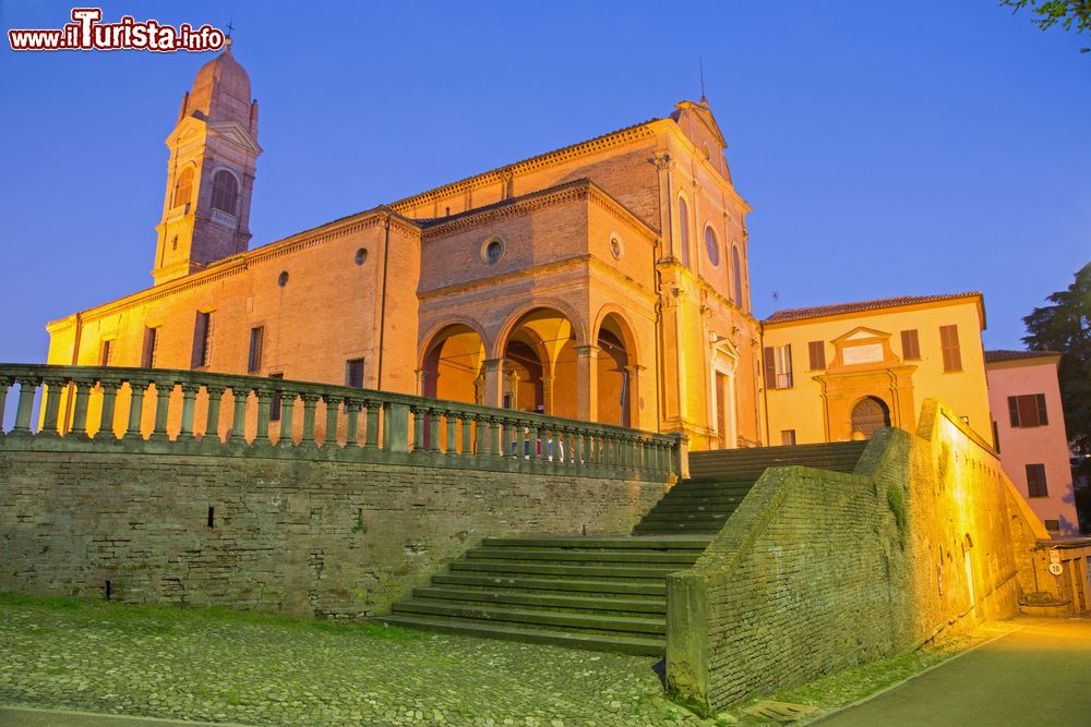 Immagine La Chiesa di San Michele in Bosco a Bologna, fotografata poco dopo al tramonto