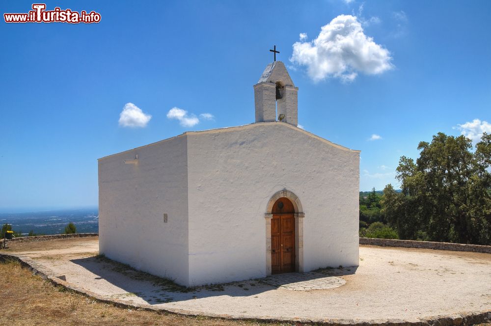 Immagine La chiesa di San Michele in Frangesto a Monopoli, Puglia. Situata in contrada Tortorella, questa chiesa romanica è ciò che resta di un monastero benedettino fondato dalla badessa Agnese e dell'abitato circostante.