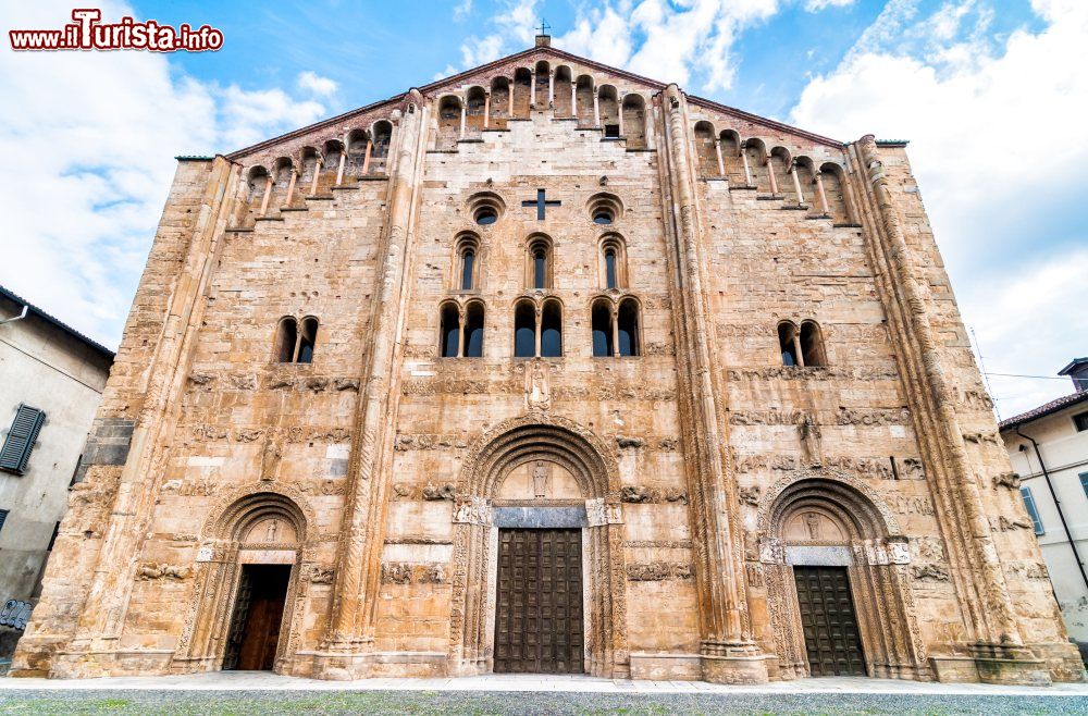 Immagine La Chiesa di San Michele Maggiore sulla Via Francigena a Pavia, Lombardia. Capolavoro di stile romanico lombardo, questo edificio religioso risale ai secoli XI° e XII°. Qui nell'aprile 1155 Federico Barbarossa si fece incoronare re d'Italia all'età di 32 anni.