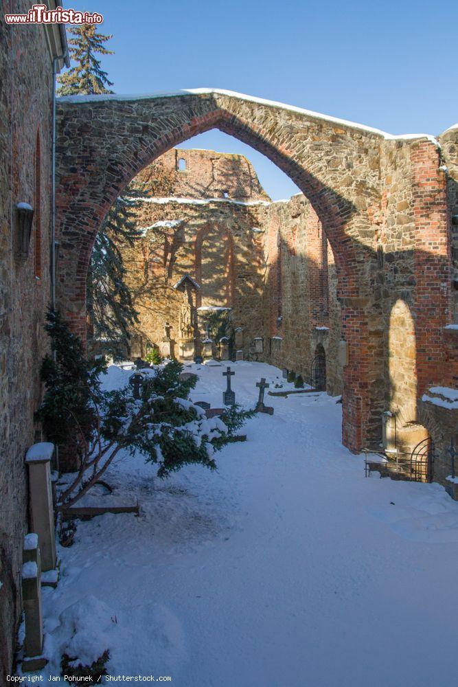 Immagine La chiesa di San Nicola a Bautzen, Germania, con la neve. Nella foto, le rovine dell'edificio religioso di epoca medievale con il cimitero cattolico, luogo di sepoltura di molti sorbiani importanti - © Jan Pohunek / Shutterstock.com