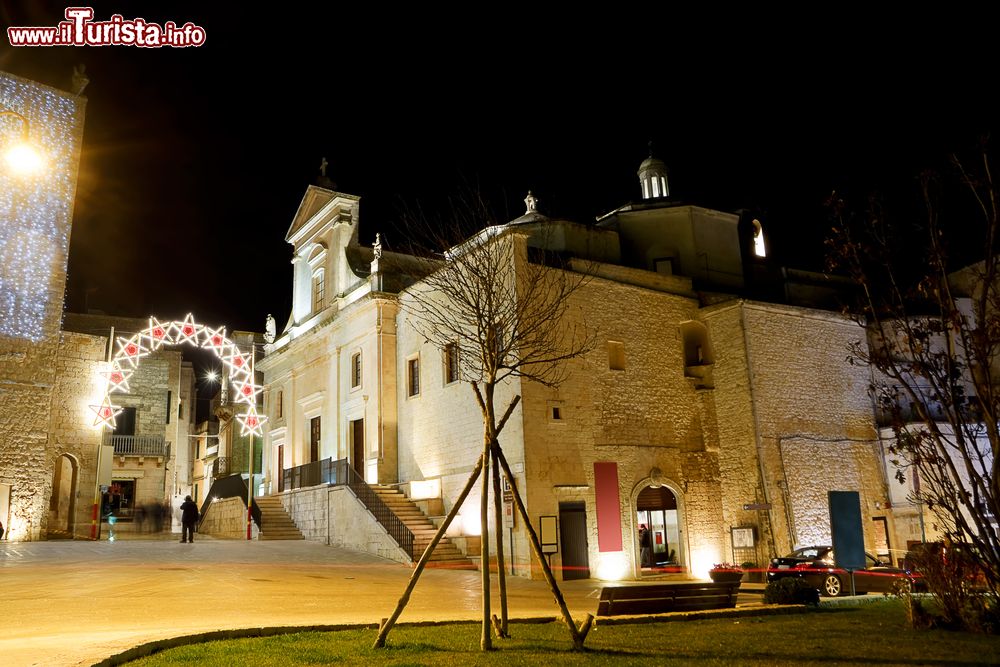 Immagine La chiesa di San Nicola a Cisternino, Puglia, fotografata di notte. Costruita nel XIV° secolo su un'antica chiesa paleocristiana, accoglie al suo interno due opere di grande valore: un tabernacolo e una Madonna con Bambino.