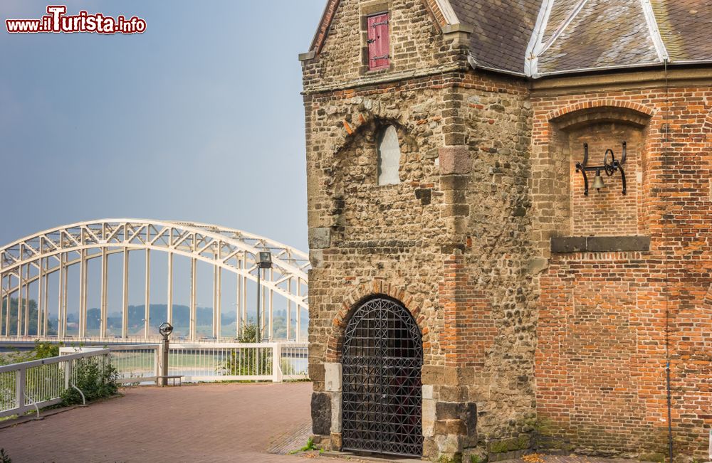 Immagine La chiesa di San Nicola a Valkhof, Nijmegen, Olanda. Si tratta di una delle due cappelle originali del castello cittadino. E' uno degli edifici più antichi dei Paesi Bassi.