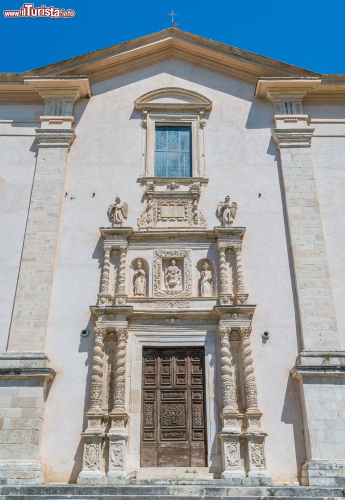 Immagine La chiesa di San Nicola di Bari a Caramanico Terme, provincia di Pescara, Abruzzo. Consacrata nel 1592, venne successivamente ampliata. Il terremoto di inizio 1700 ha costretto all'esecuzione di alcuni interventi che ne hanno modificato l'impianto rinascimentale in barocco.