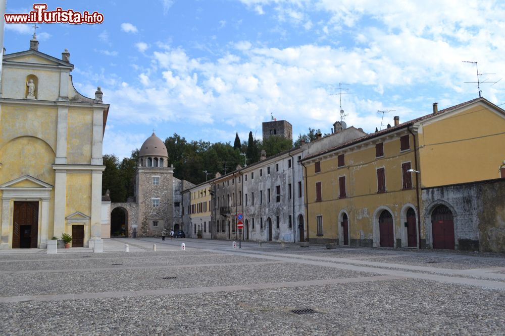 Immagine La chiesa di San Nicola e la centrale Piazza Castello a Solferino in Lombardia, provincia di Mantova