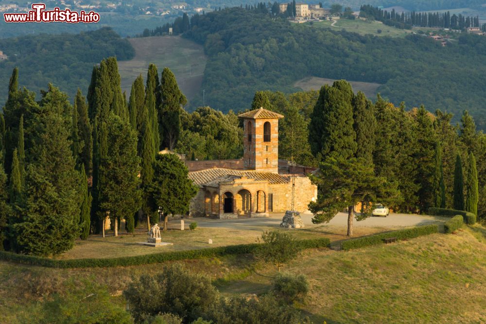 Immagine La Chiesa di San Nicola nei pressi di Casole d'Elsa in Toscana
